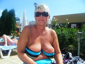 Naked UK moms posing on vacation