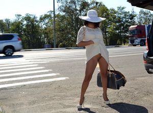Slender milf with a big white hat flshes
