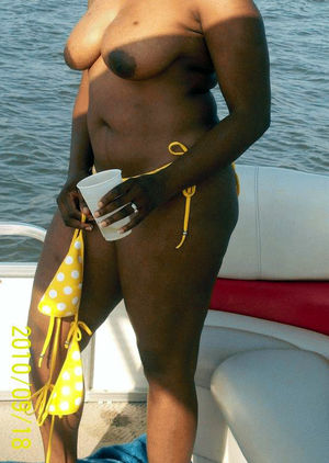 Naked exhibitionist ebony mom on the